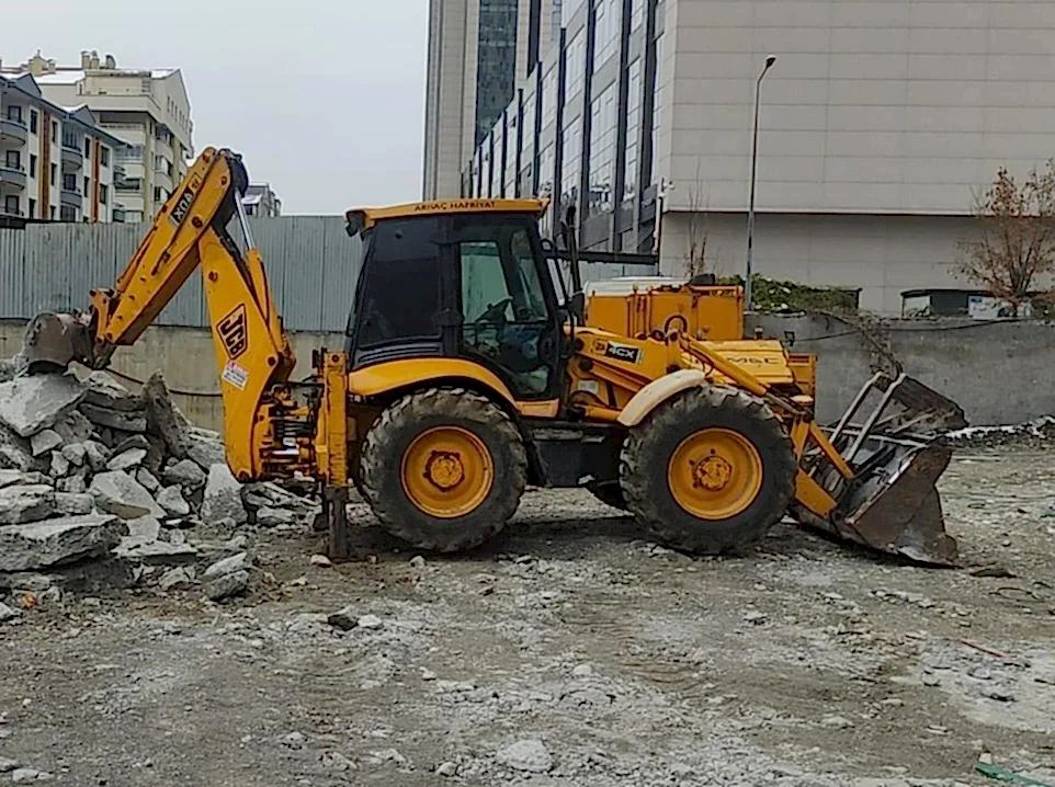 Bahçeli Kazıcı Yükleyici Kiralama